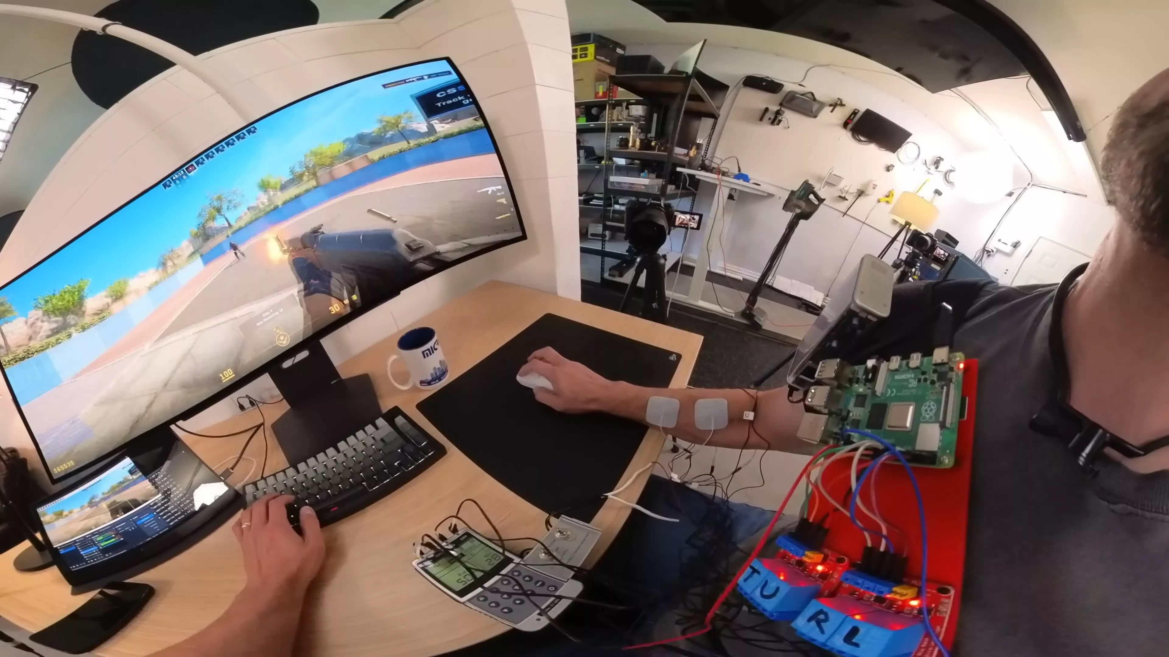 YouTuber "qua mặt" chống gian lận bằng sốc điện và chuột tự động, hé lộ nguy cơ gian lận thế hệ mới.