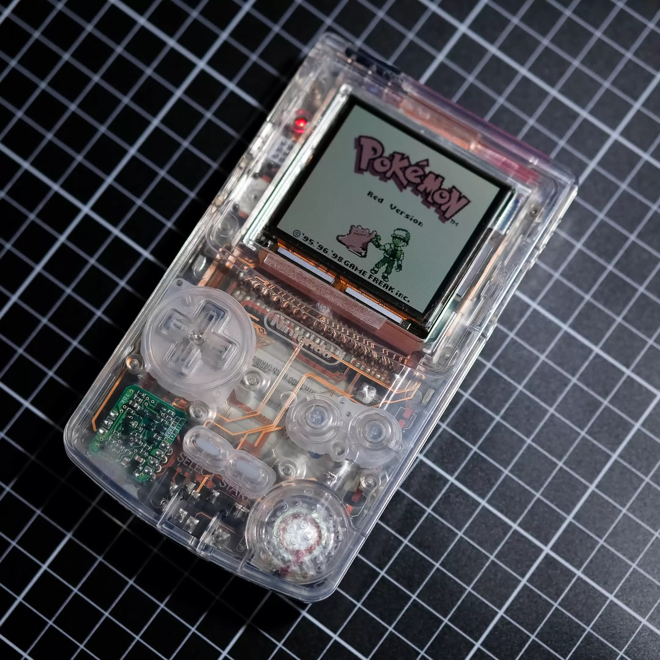 Game Boy Color với bo mạch trong suốt: Đỉnh cao mới của trào lưu mod máy retro