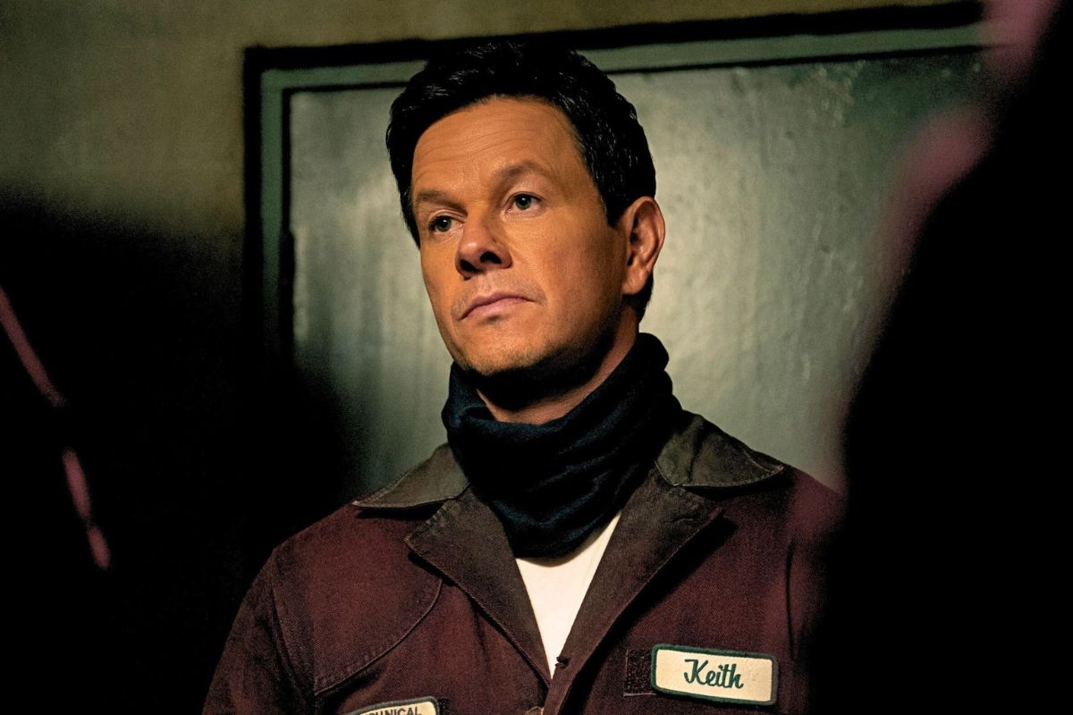 Mark Wahlberg “Chơi Bẩn" Trong Trailer Đầu Tiên Của Bộ Phim Hành Động Mới Của Robert Downey Jr.