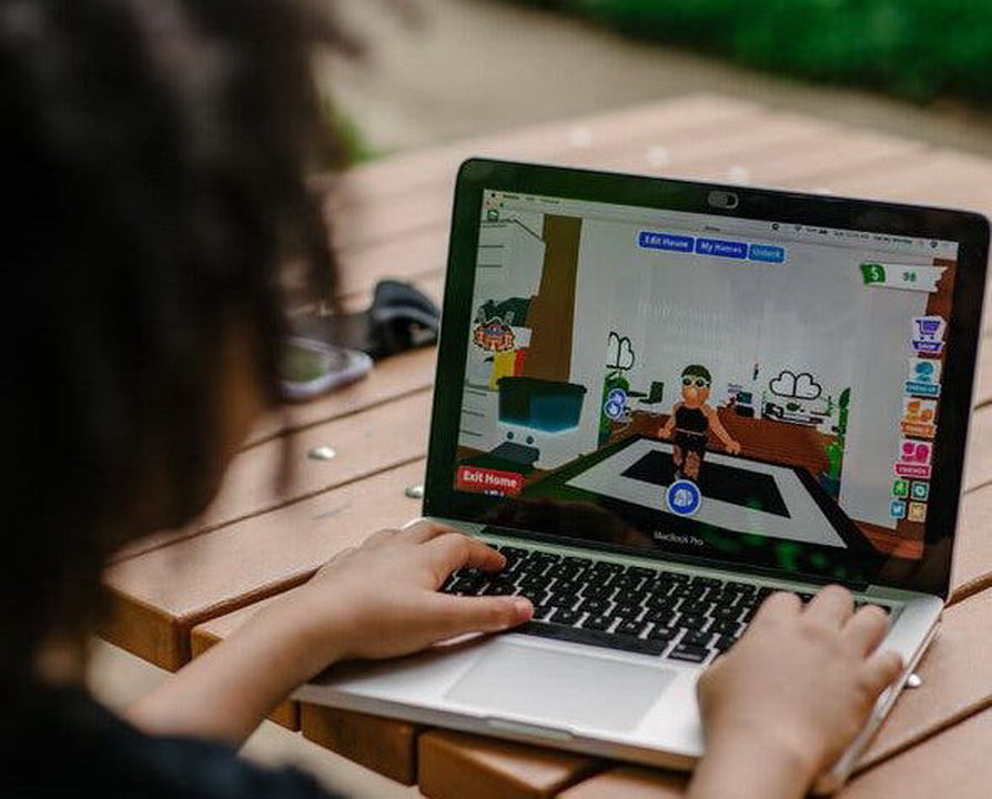 Roblox sẽ yêu cầu xác minh độ tuổi để sử dụng tính năng giao tiếp trước cuối năm 2025