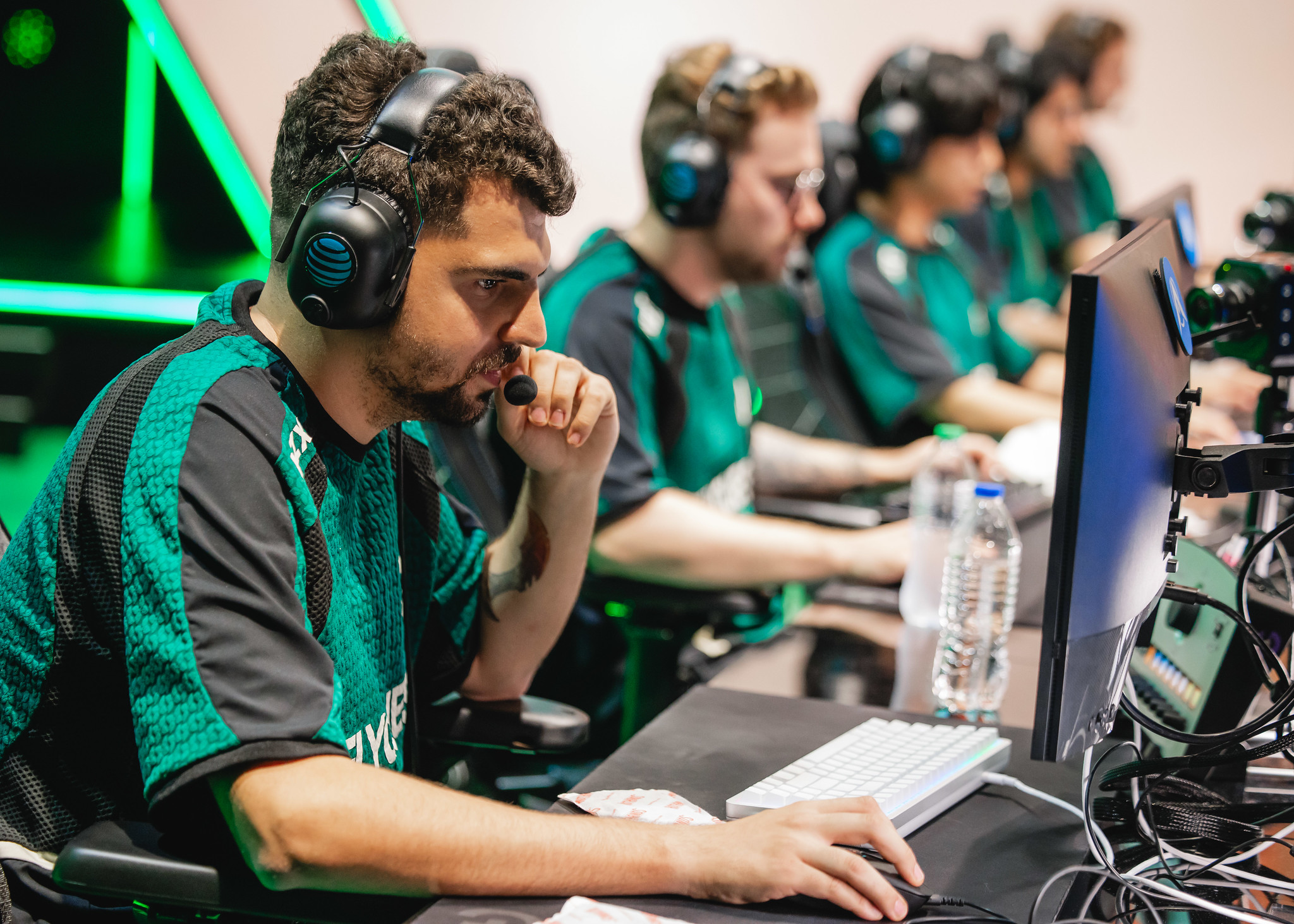 LMHT: FlyQuest Đăng Thông Điệp Đầy Ẩn Ý Nhưng Thực Tế Là Để Quảng Bá Bộ Sưu Tập Mới