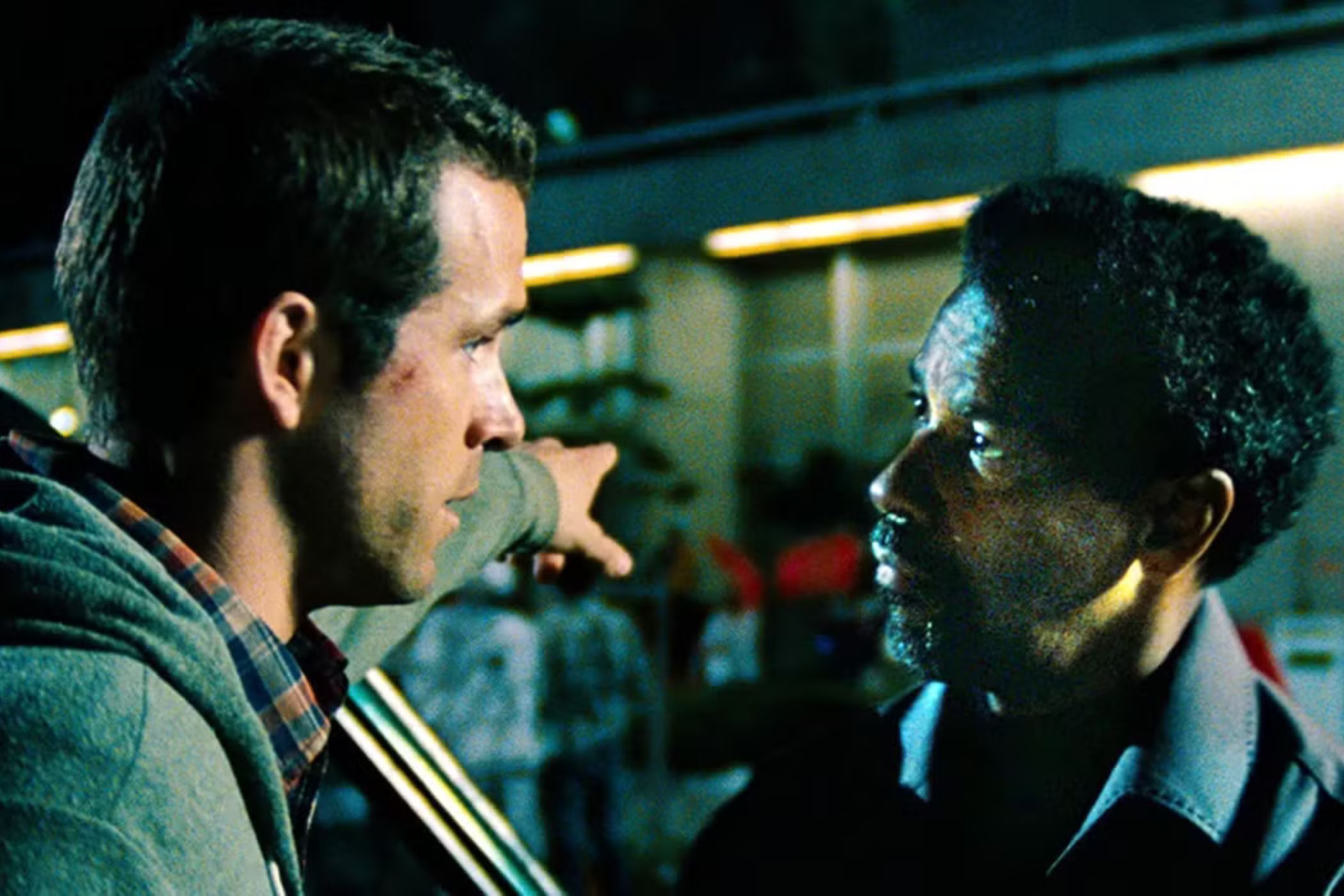 Ryan Reynolds Kể Chuyện “Sợ Xanh Mặt” Khi Đóng Cùng Denzel Washington trong Safe House