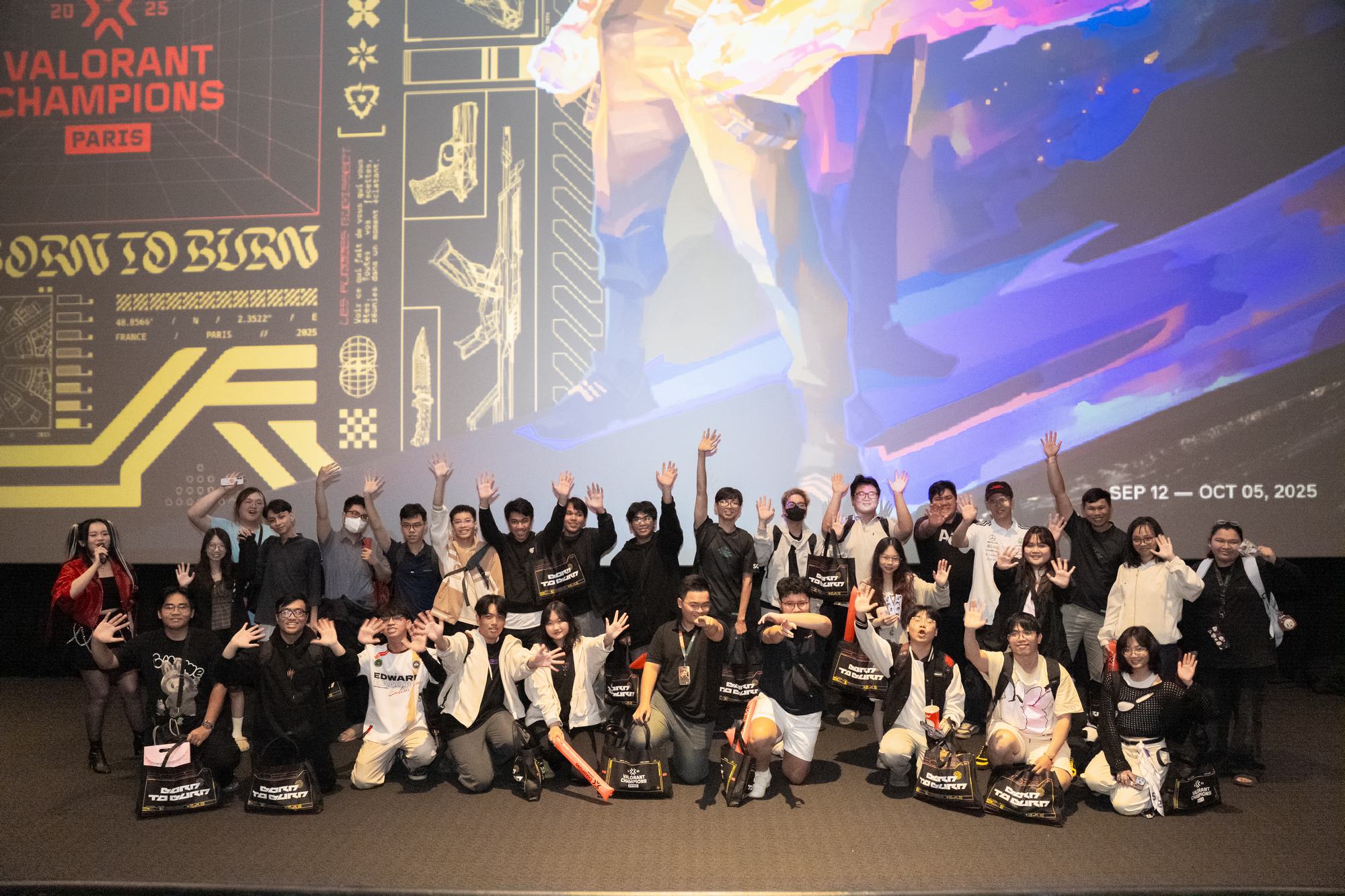 Người Hâm Mộ Esports Việt Nam "Cháy" Cùng Chung Kết Tổng VALORANT Champions 2025