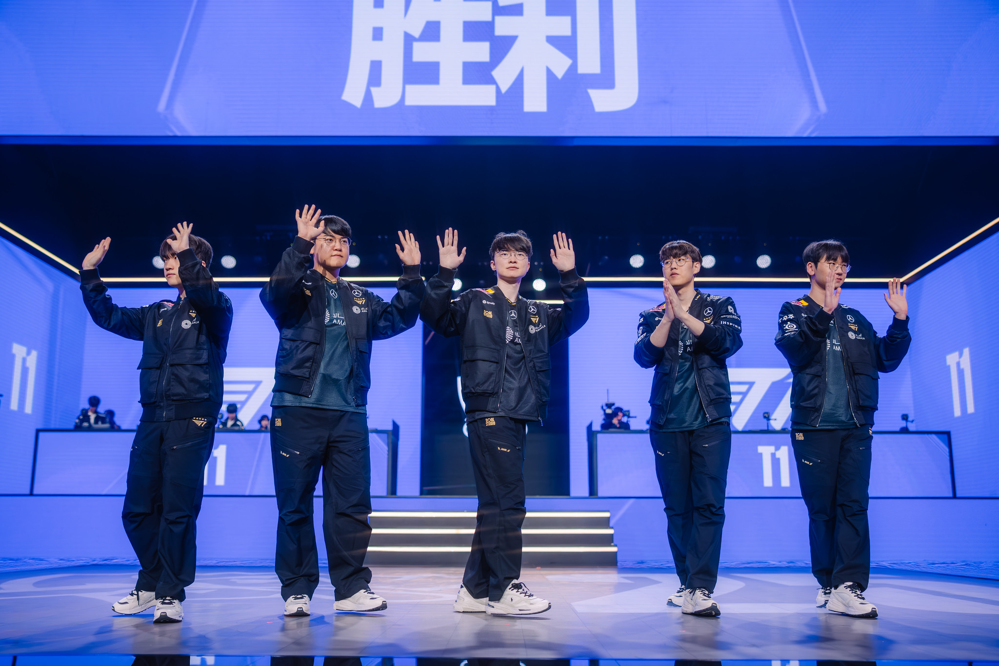 CKTG 2025: Đánh Bại Invictus Gaming, T1 Tiếp Tục Hành Trình Bảo Vệ Ngôi Vương