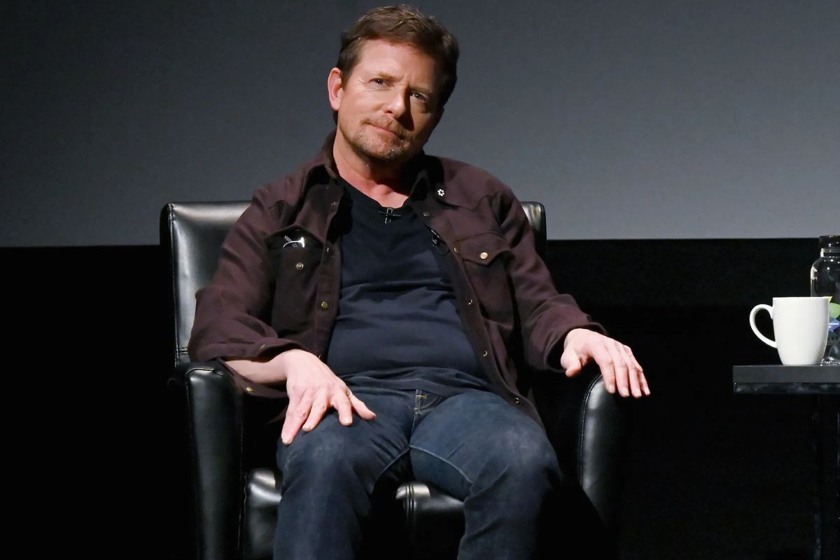  Michael J. Fox Giải Thích Lỗi Dòng Thời Gian Trong Cảnh Guitar Back to the Future