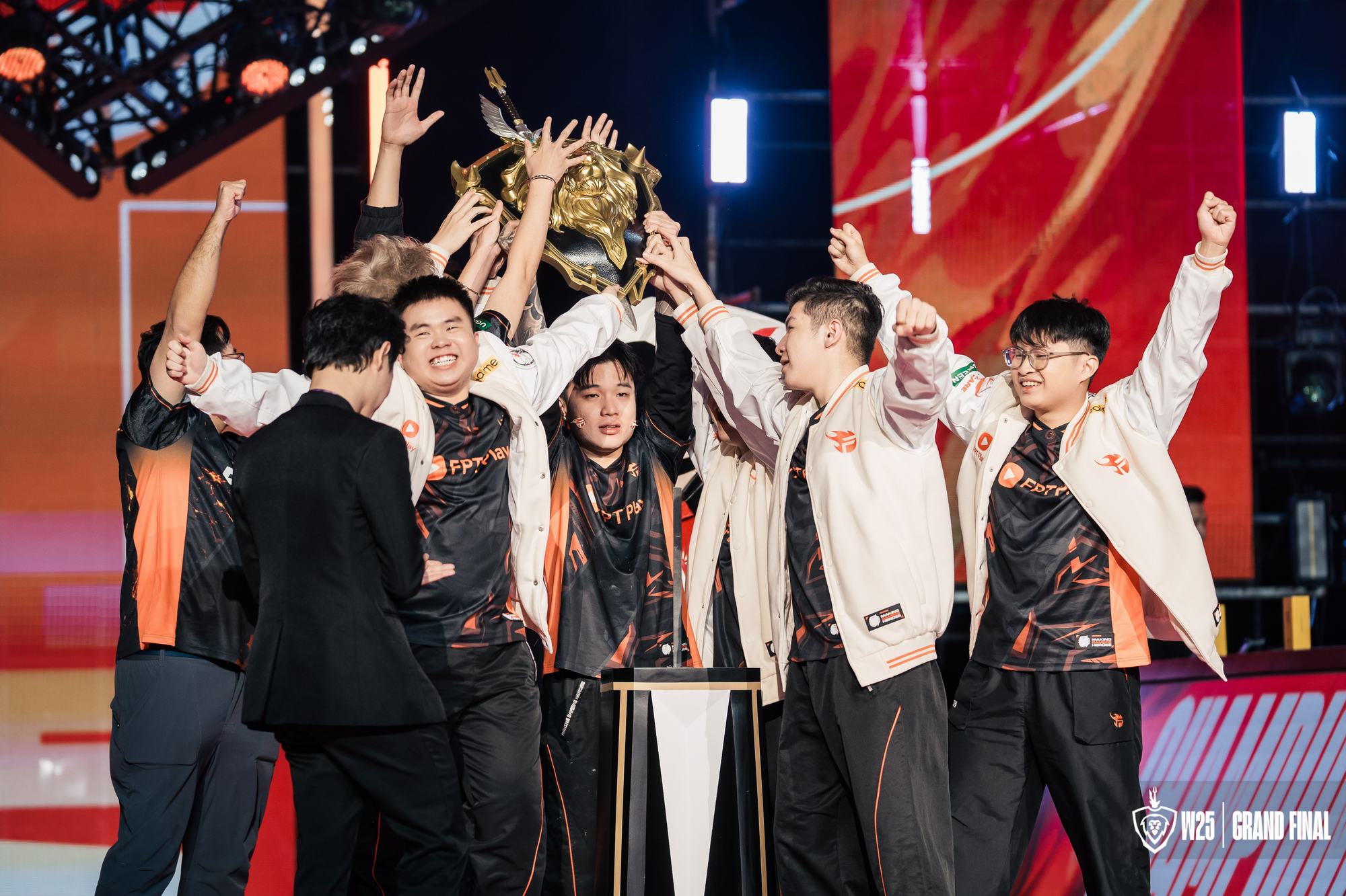 Thắng Nghẹt Thở Saigon Phantom Với Tỷ Số 4 - 2, FPT X Flash  Là Nhà Vô Địch Đấu Trường Danh Vọng Mùa Đông 2025 