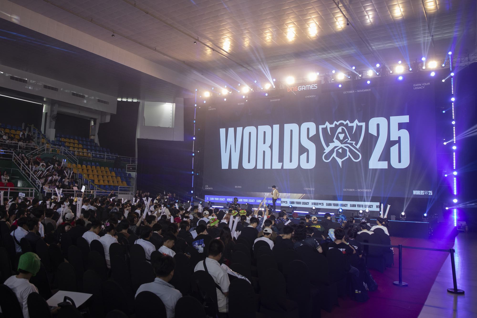 Bầu không khí cuồng nhiệt của Viewing Party CKTG 2025 tại Việt Nam