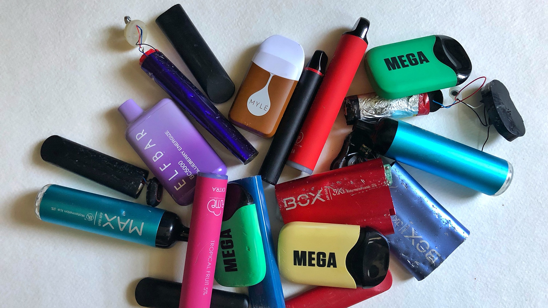 YouTuber Chris Doel chế tạo bộ sạc dự phòng mạnh mẽ từ 500 viên pin thuốc lá điện tử tái chế