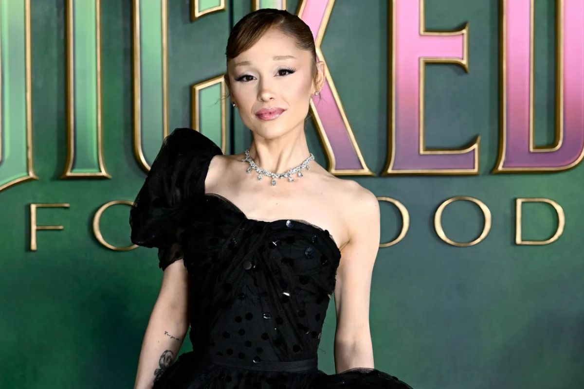Ariana Grande Thông Báo Dương Tính Với COVID-19 Trong Lúc Quảng Bá Cho Phim Wicked: For Good