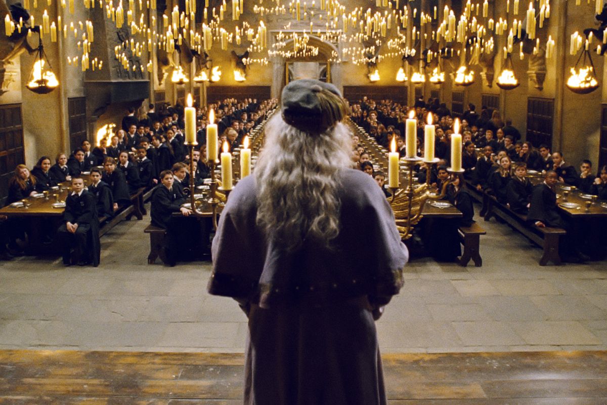 Sự Thật Bất Ngờ Về Đại Sảnh Hogwarts Khiến Sao Harry Potter Ám Ảnh