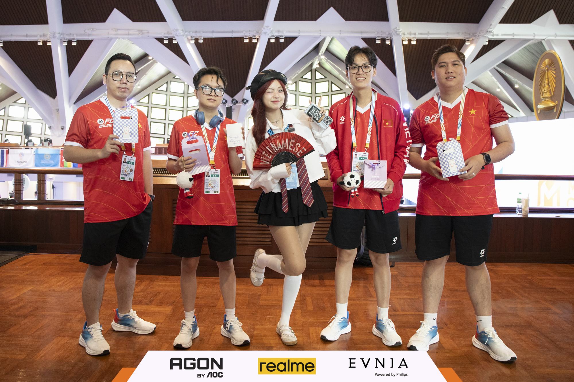 SEA Games 33: Các Tuyển Thủ FC Online Việt Nam Nhận Quà Bất Ngờ Từ Fan
