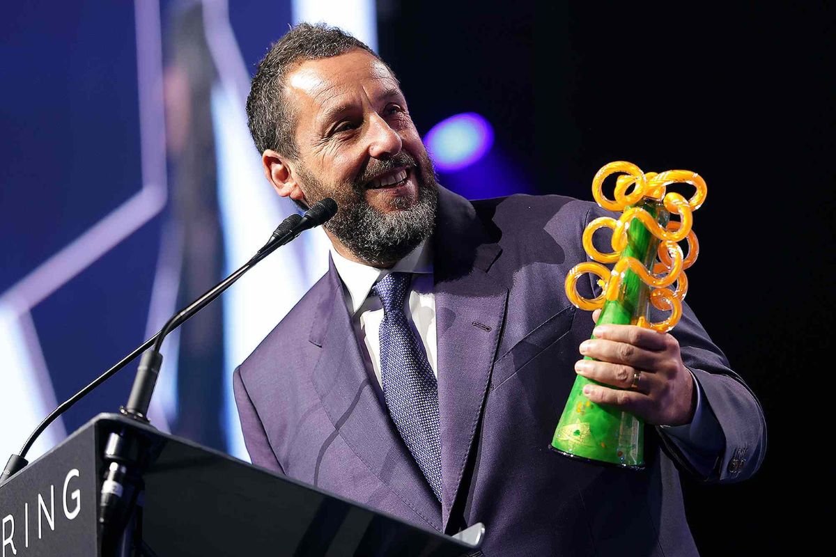 Adam Sandler Và Bài Phát Biểu “Cười Ra Nước Mắt” Về Cuộc Đời Nếu Không Làm Diễn Viên