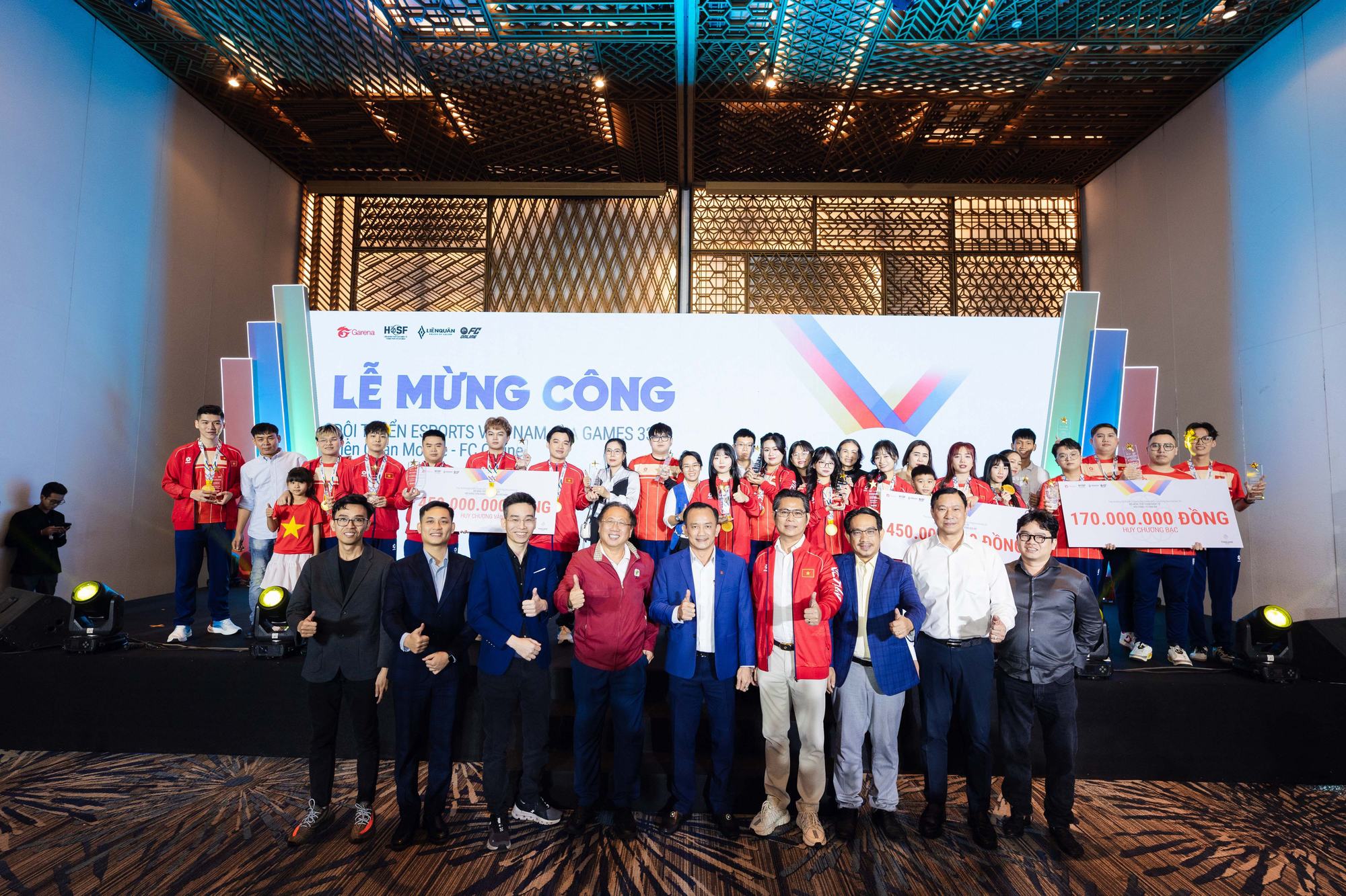 Garena Việt Nam Trao Tặng Hơn 1 Tỷ Đồng Mừng Công Các Đội Tuyển Thể Thao Điện Tử Việt Nam Đoạt Huy Chương Tại SEA Games 33 Nội Dung Liên Quân Mobile Và FC Online