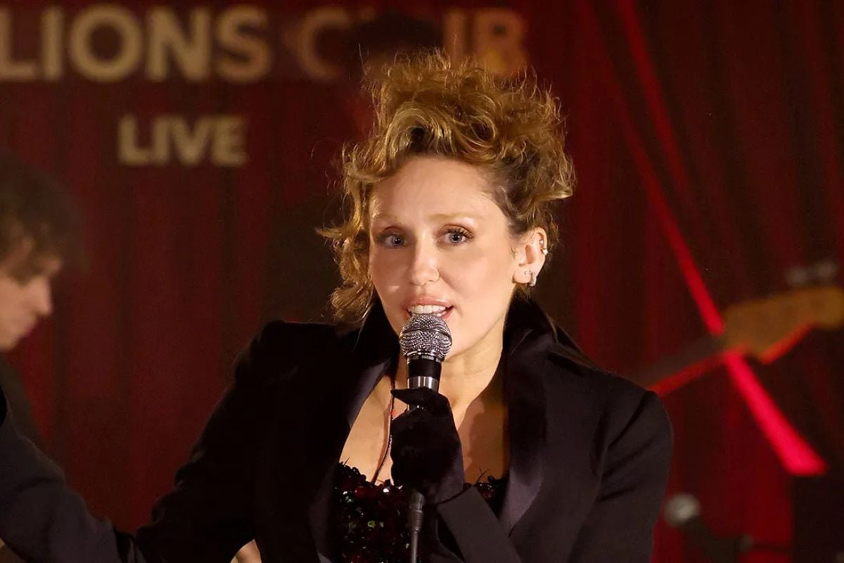 Sao Nữ Miley Cyrus Hài Hước Về Thời Gian Tham Gia Avatar: Fire and Ash