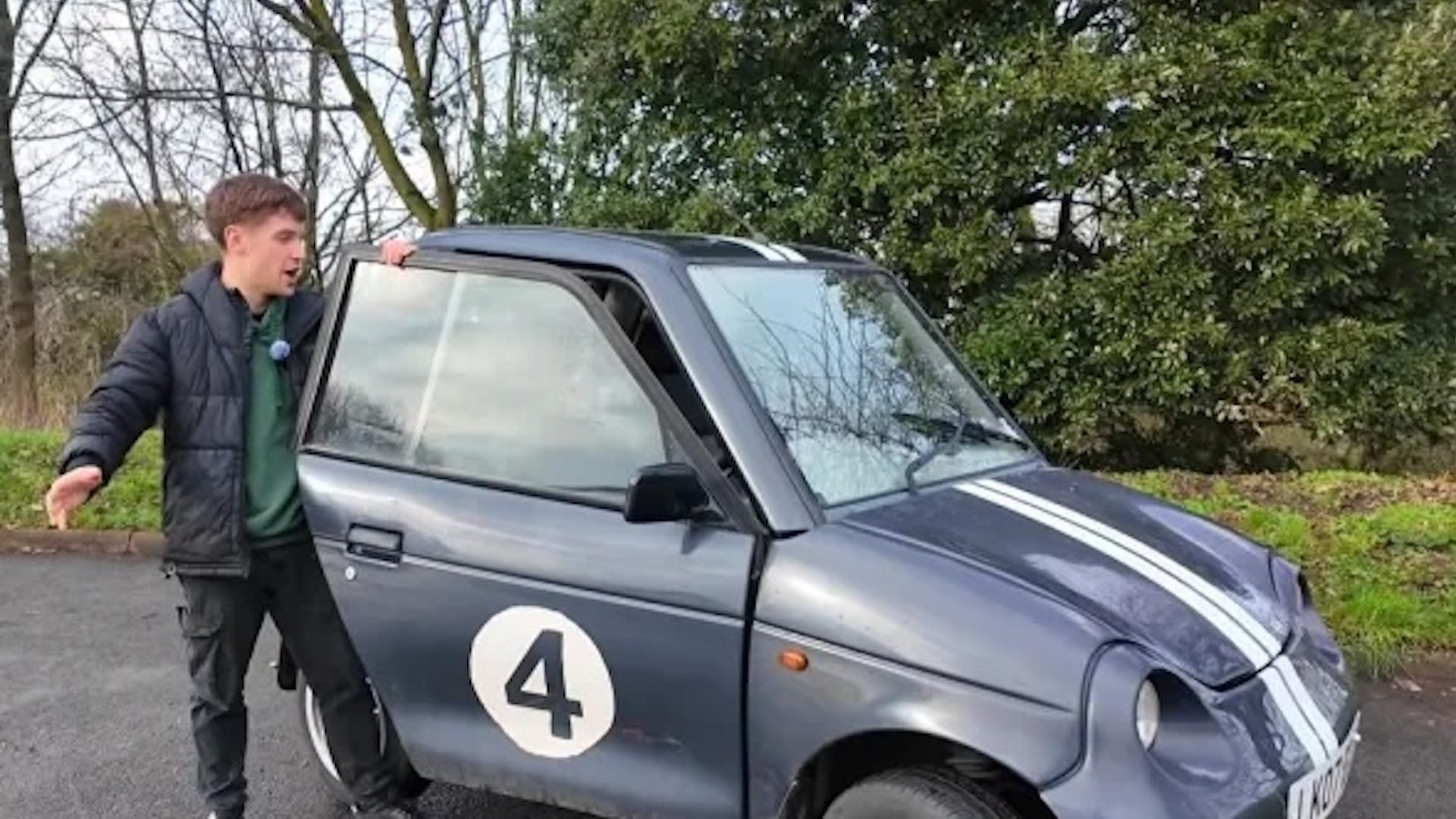 Kỹ sư Anh chế tạo ô tô chạy bằng... 500 viên pin thuốc lá điện tử cũ