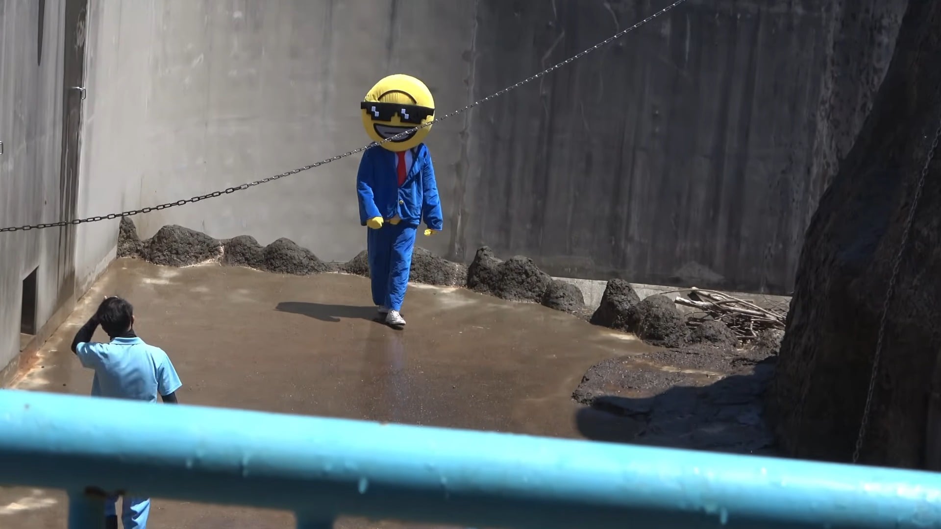 Bất chấp nguy hiểm để "câu view": Hai du khách Mỹ bị bắt giữ vì đột nhập chuồng khỉ nổi tiếng tại Nhật Bản