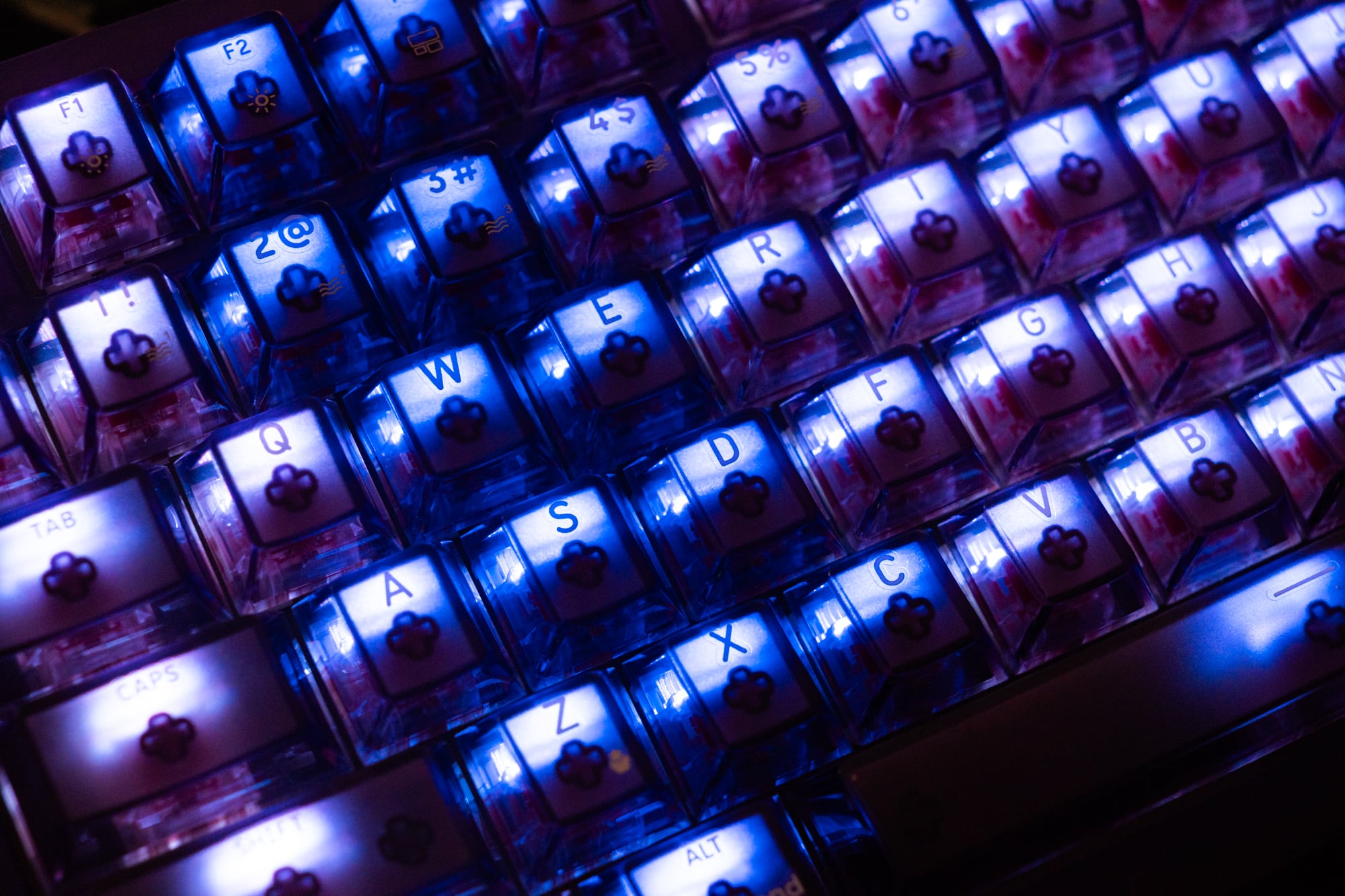 Corsair K65 Plus Wireless Atomic Purple: Thiết kế translucent cực cuốn, trải nghiệm gõ ấn tượng