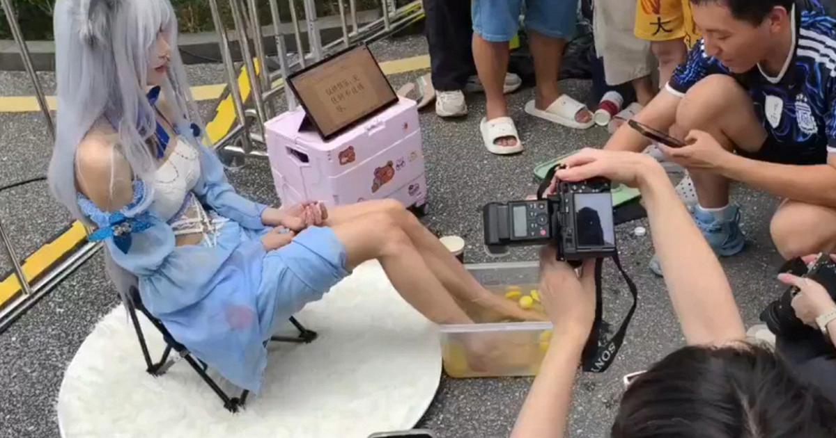 Phẫn nộ trào lưu biến tướng tại Trung Quốc: Nhóm cosplayer bị đuổi khỏi triển lãm vì "bán nước ngâm chân" với giá 50 Nhân dân tệ