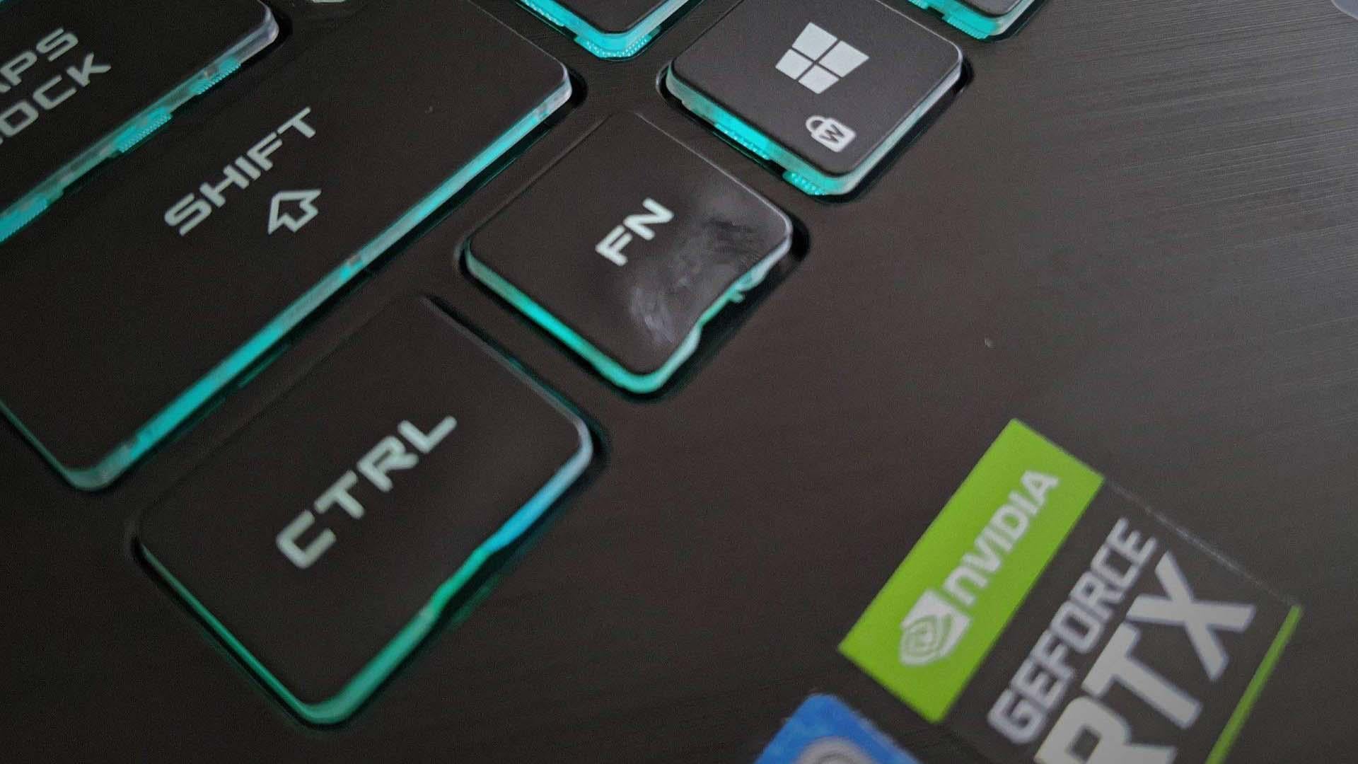 Dùng máy sấy tóc 2000W để bóc sticker, game thủ làm chảy phím laptop mới mua