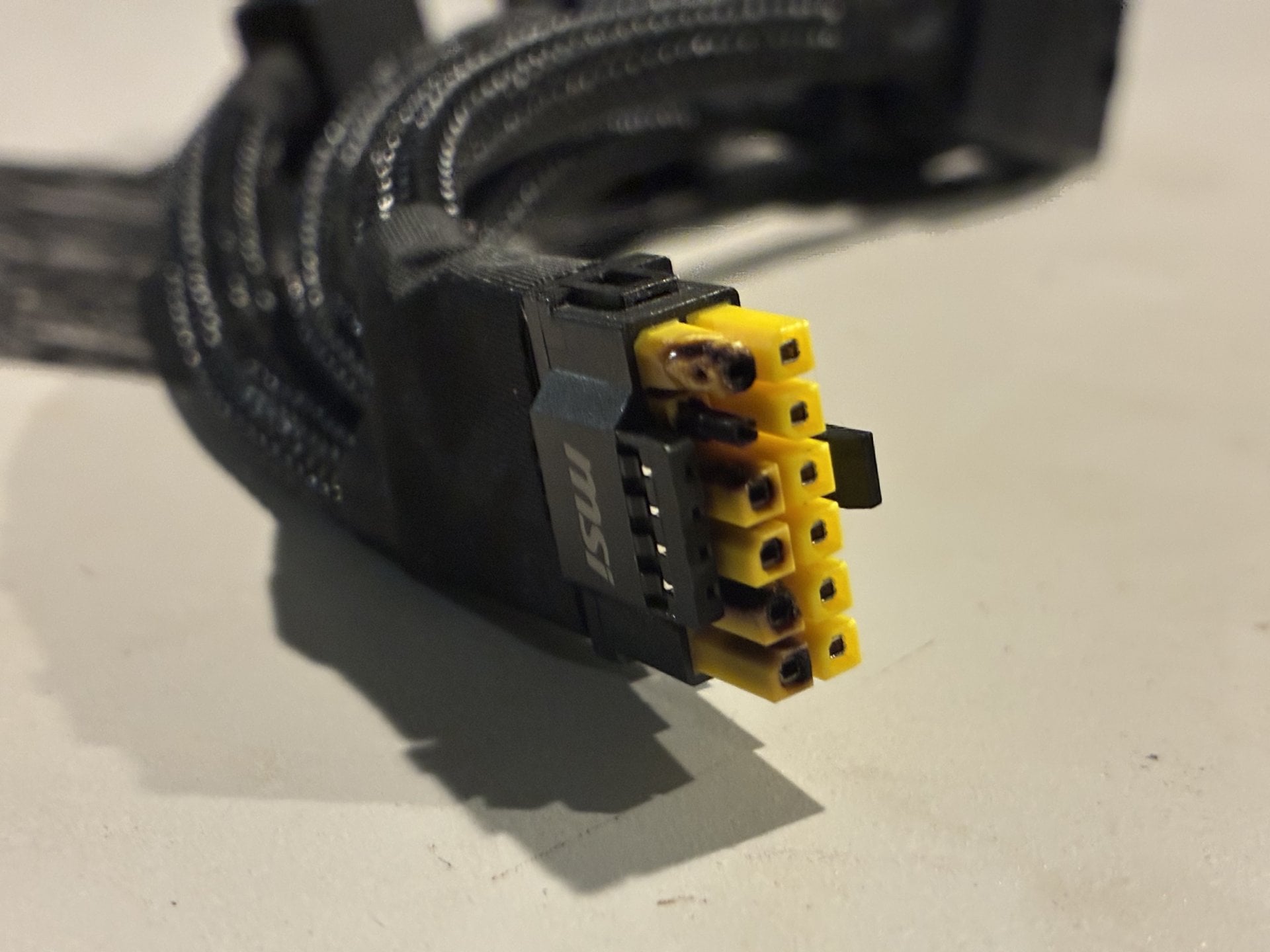 Modder tìm cách khắc phục lỗi nguồn RTX 5090 bằng bộ chia 8-pin, giữ cáp dưới 40°C