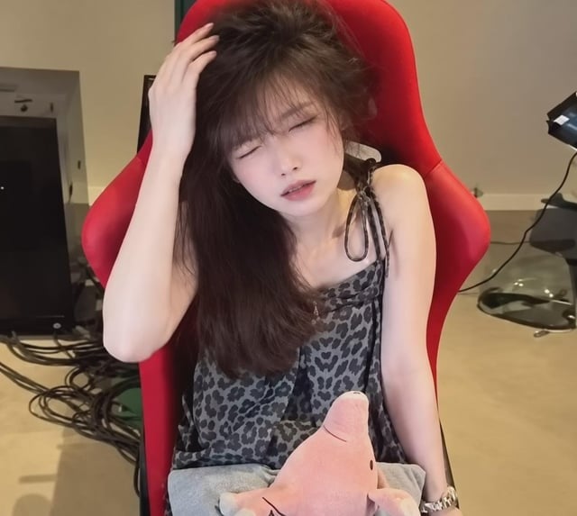 Content Mới, Viewer Donate Để Nữ Streamer Xoay Ghế 180 Độ