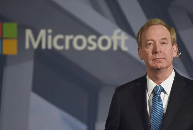 Chủ tịch Microsoft cảnh báo AI ít bị quản lý hơn cả hộp sữa