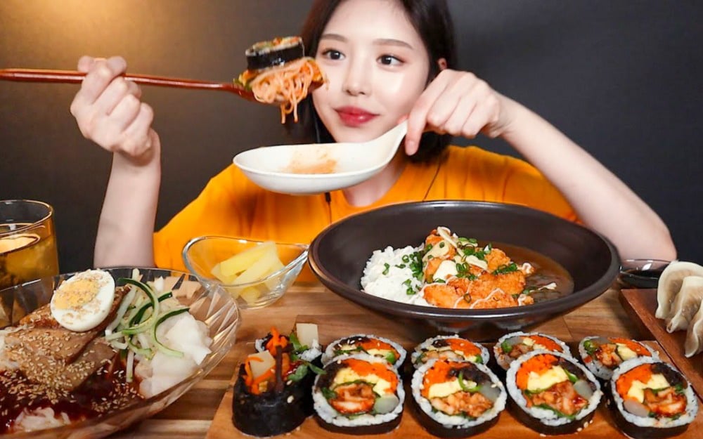 Siết chặt lằn ranh nội dung cực đoan: YouTube thẳng tay tắt kiếm tiền các kênh Mukbang ăn uống vô tội vạ, làn sóng lo ngại bao trùm giới sáng tạo nội dung