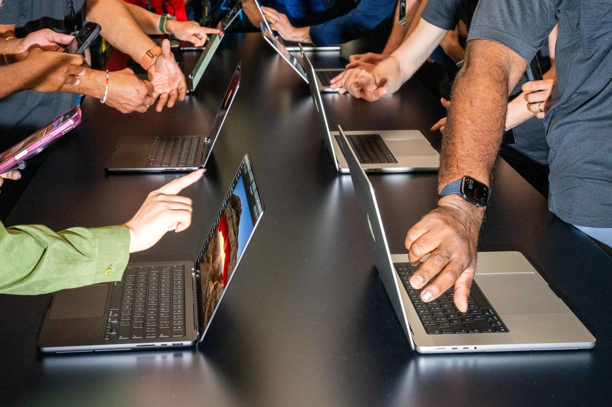 Apple ra mắt MacBook Pro OLED cảm ứng, giá khởi điểm 2.900 USD